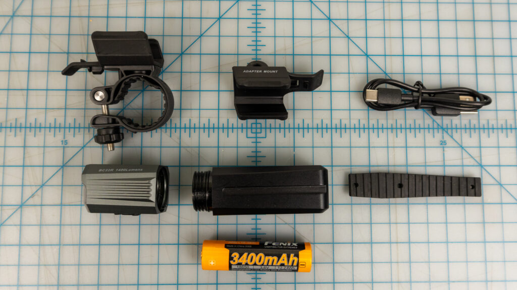 What's found in the box of the Fenix BC22R: Two mounts, a USB-A to C cable, the light itself, a 3400mAh 18650 battery, and an extra rubber thingy to make sure the mount is secure on smaller diameter bars. 