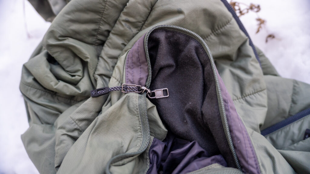 The double-sided zipper of the left side pocket allows you to turn the pocket inside-out and stuff the jacket inside.