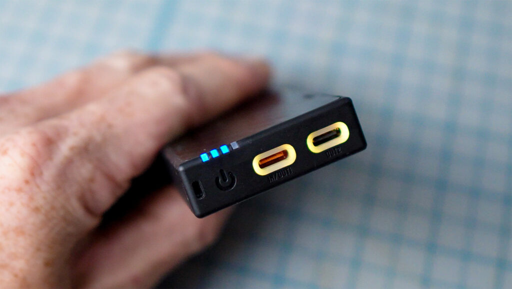 Pressing the power button illuminates the USB-C ports and shows the mode – in this case,